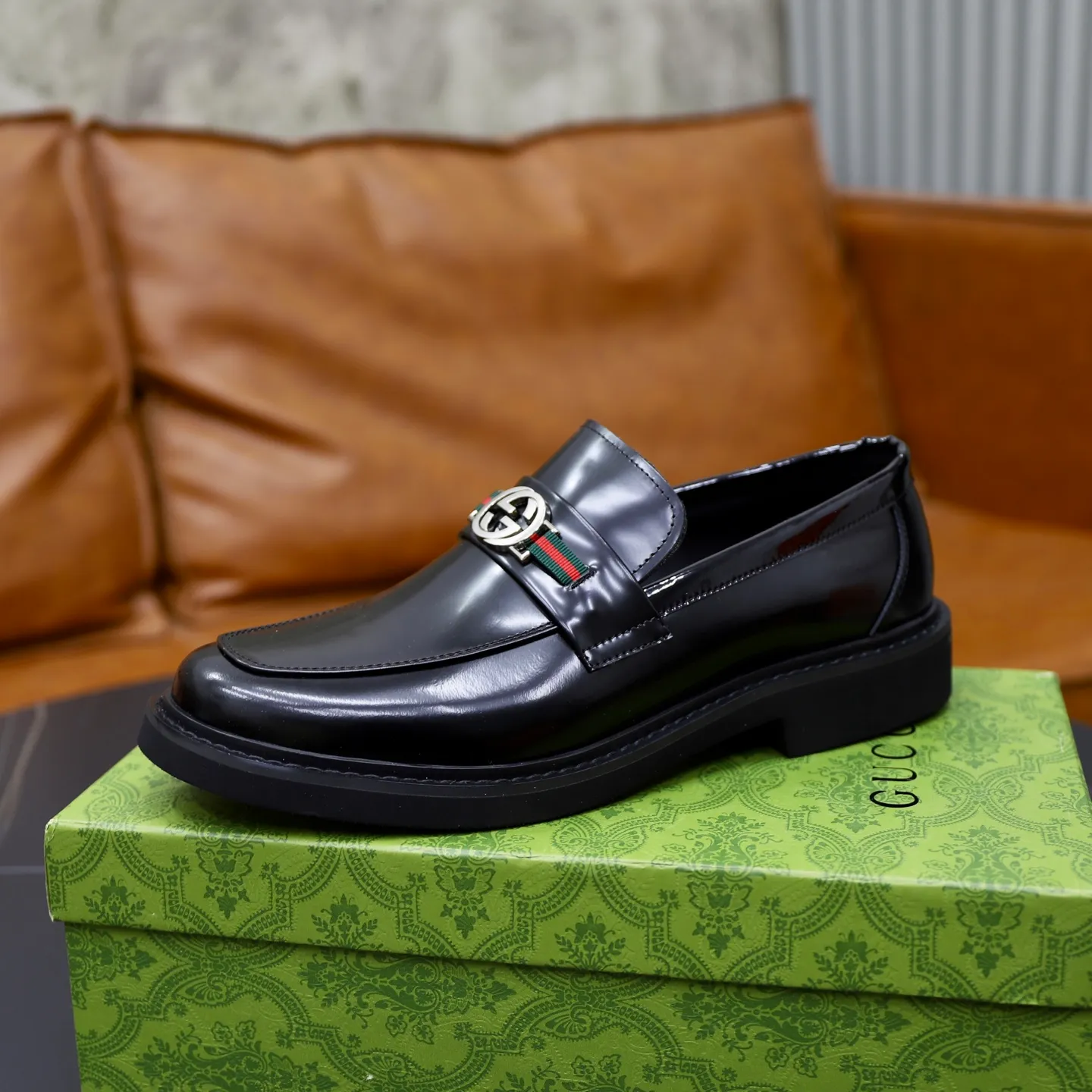 Ex-factory price: 540💰🙅‍♂️🙅‍♂️🙅‍♂️ Brand: GUCCI Standard code: Men's code 38-44 (45 can be customized) Grade: Same style as the official website Original order quality Material: Original cowhide surface Comfortable cowhide lining Original outsole Style category: Men's fashionable casual leather shoes Distinguished big-name luxury elements Top luxury Color: actual picture color